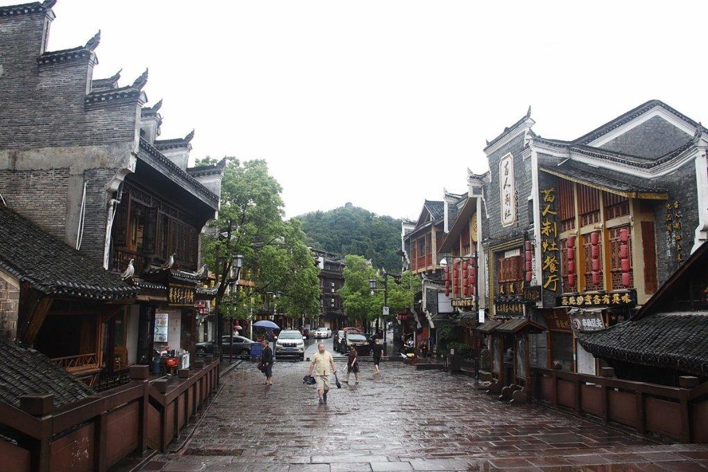 已婚女人梦见绿色的蛇又细又长在家乱爬？